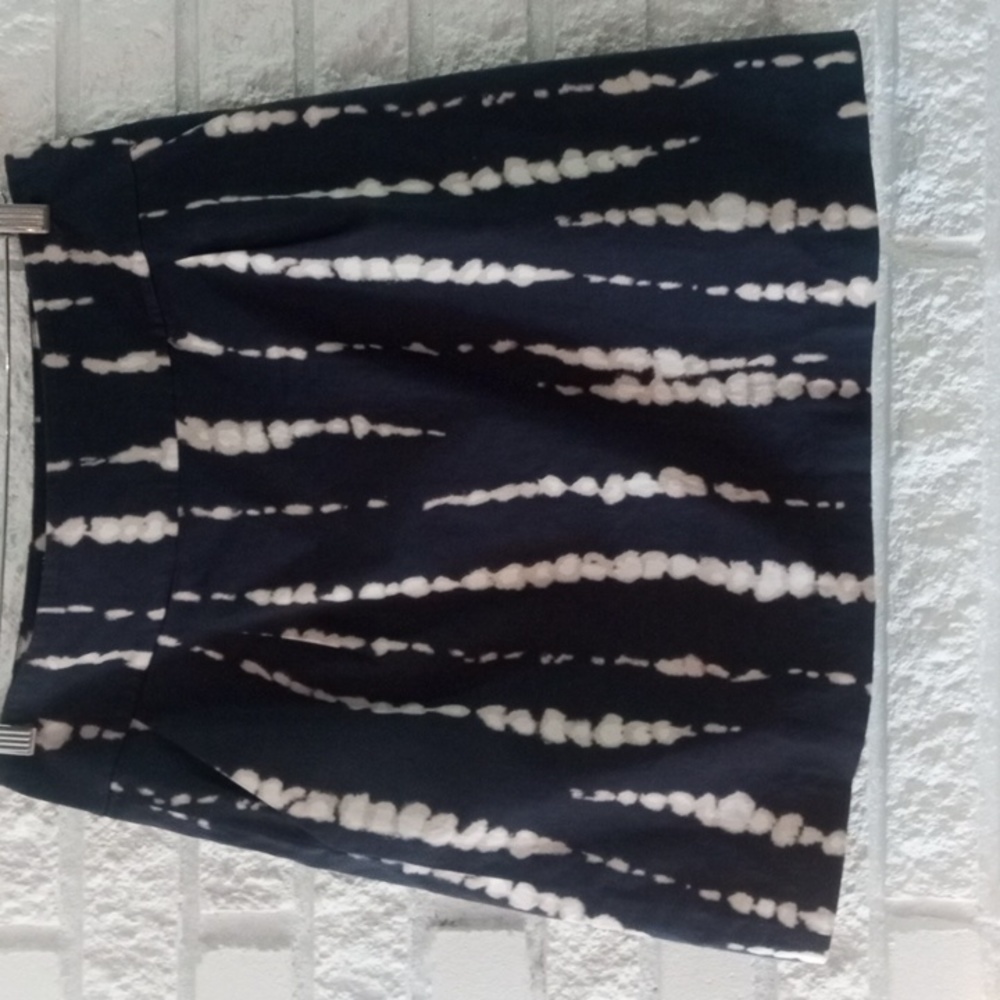 Ann Taylor sz. 6 navy blue w cream& white Tie dye pattern skirt